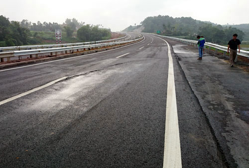 Vết nứt lớn trên đường cao tốc dài nhất VN là bất thường - 1