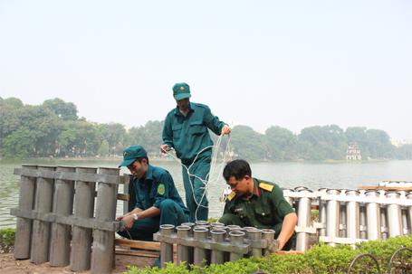 Những ống bắn pháo hoa được lắp đặt bên hồ Hoàn Kiếm ngày 9/10 (Ảnh Nguyễn Dương)