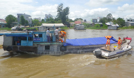 Lực lượng cảnh sát đường thủy (PC68), Công an tỉnh An Giang kiểm tra thiết bị an toàn của các phương tiện thủy trên tuyến sông HậuẢnh: Khánh Hà