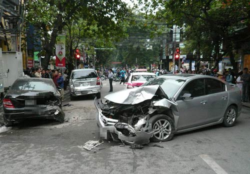 Hà Nội: Xe điên đâm liên hoàn, 5 ô tô hư hỏng nặng - 1