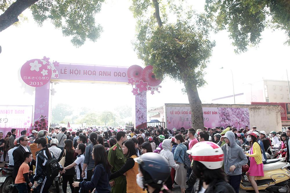 Hà Nội: Tắc nghẽn ở lễ hội hoa anh đào
