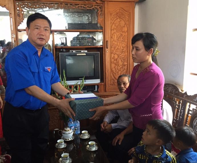 Bộ trưởng Đinh La Thăng trao tặng quà cho gia đình