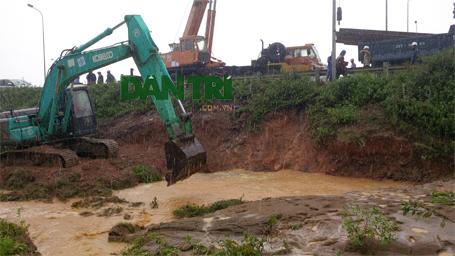 Hiện trường sự cố vỡ đường ống trưa nay. (Ảnh: Nguyễn Dương)