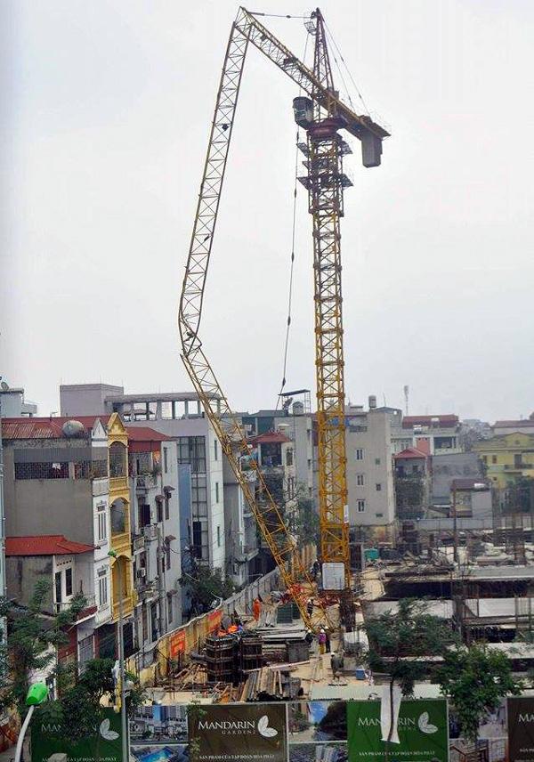 Cẩu tháp bị gãy tay cần ngay sát khu dân cư.