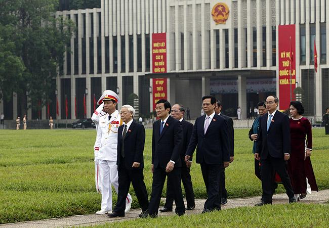 Theo thông lệ, các lãnh đạo Đảng, Nhà nước cùng các đại biểu Quốc hội sẽ vào viếng Chủ tịch Hồ Chí Minh trước khi bắt đầu kỳ họp (ảnh: Việt Hưng).