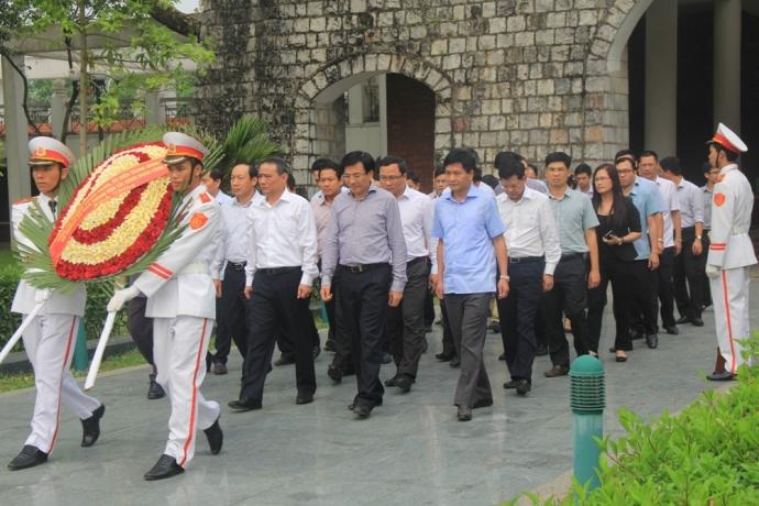 đoàn cồng tác bộ GTVT thắp hương tưởng nhớ các anh