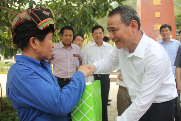 bộ trưởng trao quà động viện cho quản tràng nghĩa 